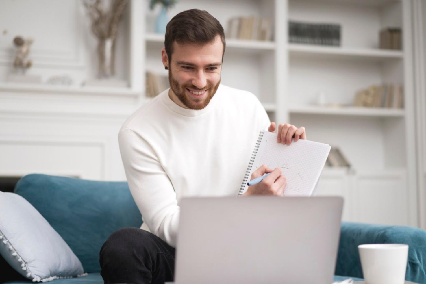 Estudiante utilizando plataforma de aprendizaje personalizada en dispositivo digital